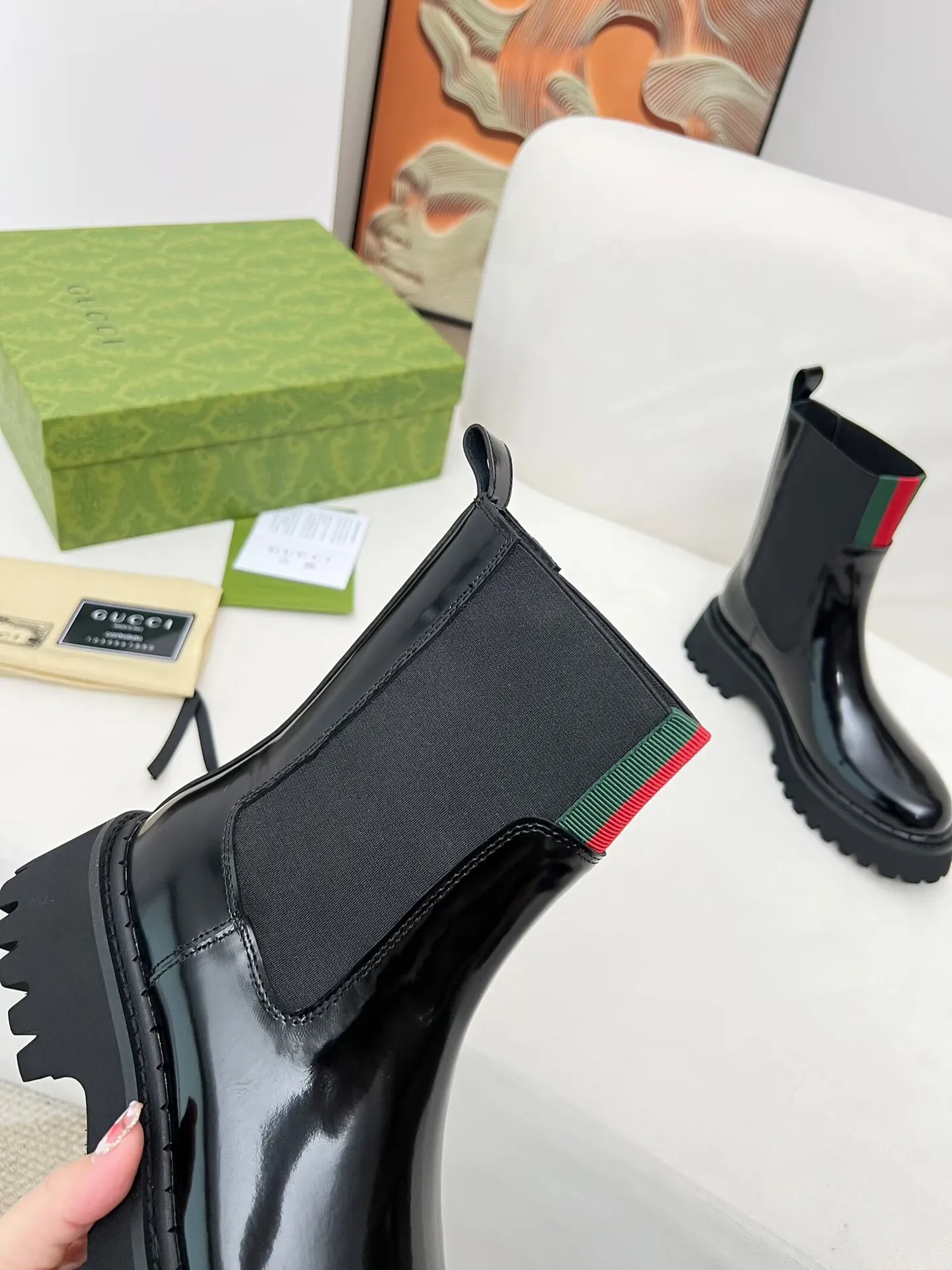 👟👟Ex-factory price 600👟👟 2025 latest version of Gucci GUCCI versatile Martin boots, easy to put on and take off, brand webbing color matching Heel height: 5cm Fabric: cowhide/open edge beads Inner/foot pads: black cowhide 🐂 Outsole is made of foam outsole Color: black Code number: 34-40. 34 and 41 42 Need to be customized Packaging: Comes with card and cloth bag.
